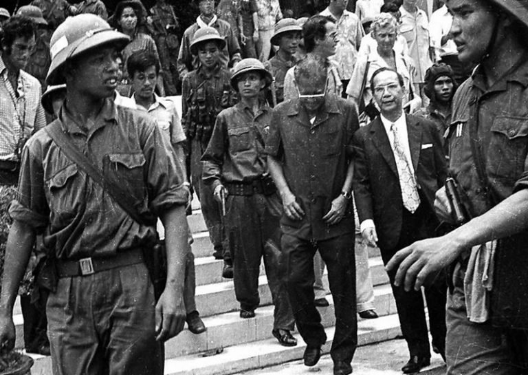 15. Buồn Thay Số Phận Việt Nam