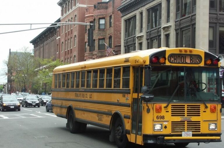 04. Xe Bus Chở Lên Phi Trường Guam Để Bay Qua Pennsylvania